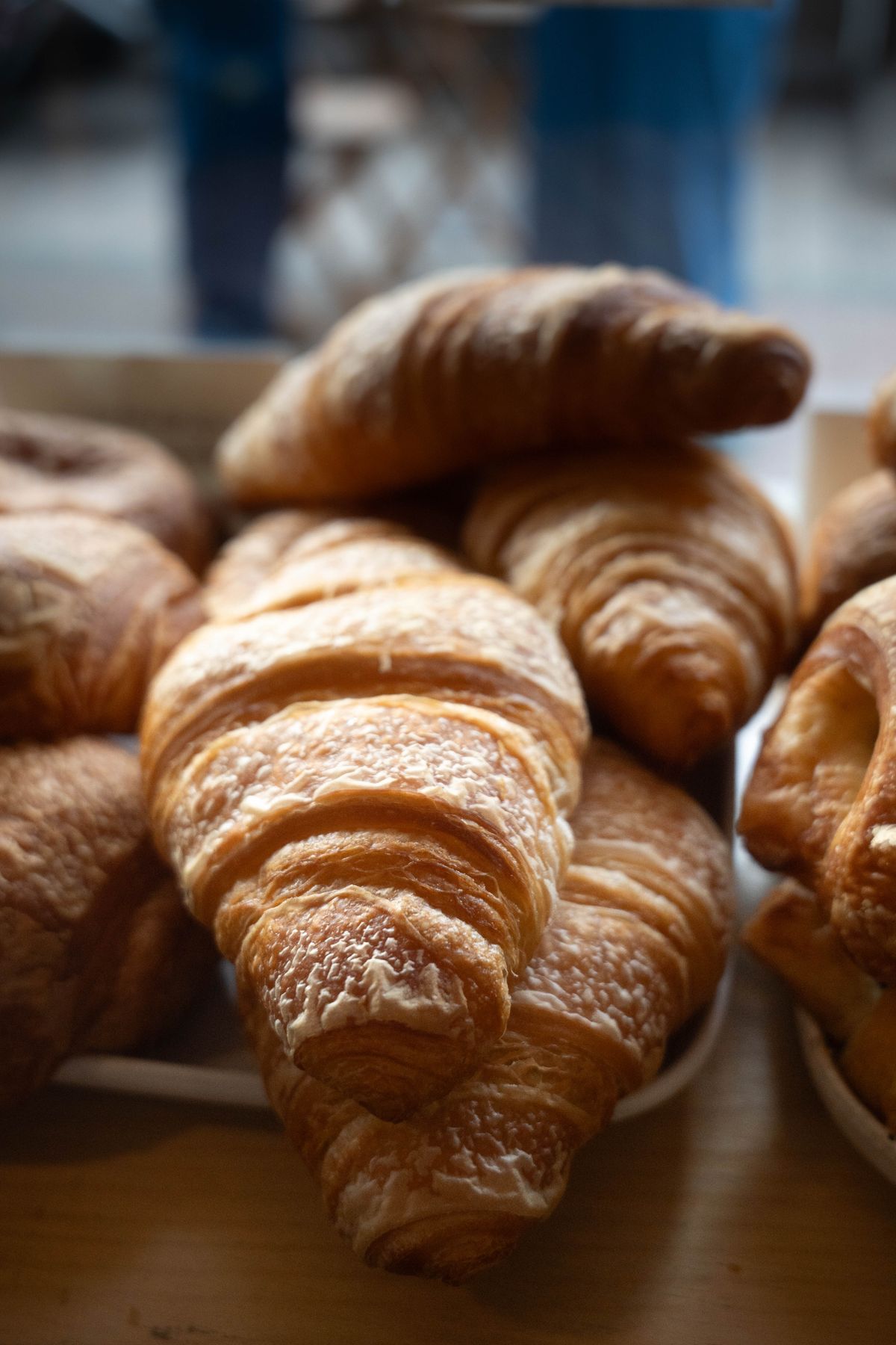 Croissants dorés en vitrine