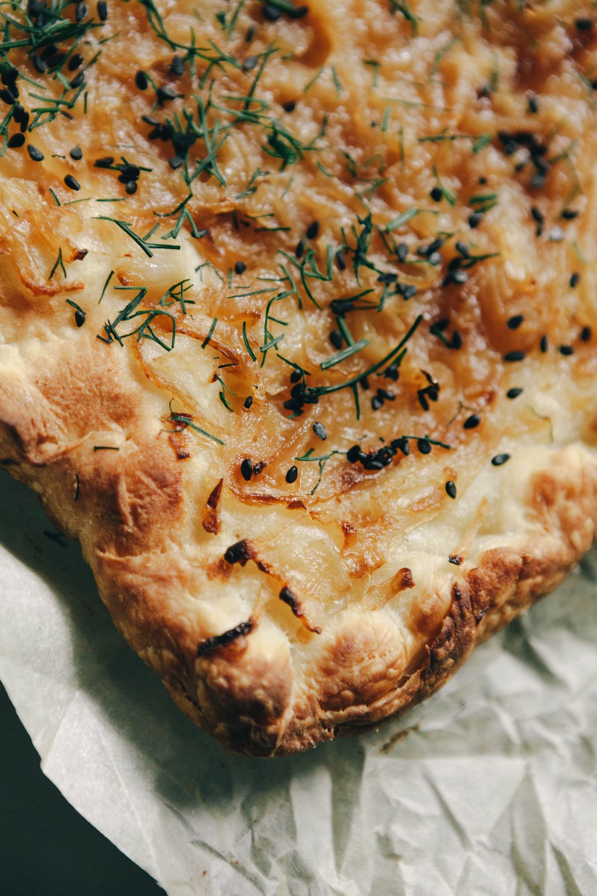 Focaccia dorée au romarin, sur du papier de cuisson